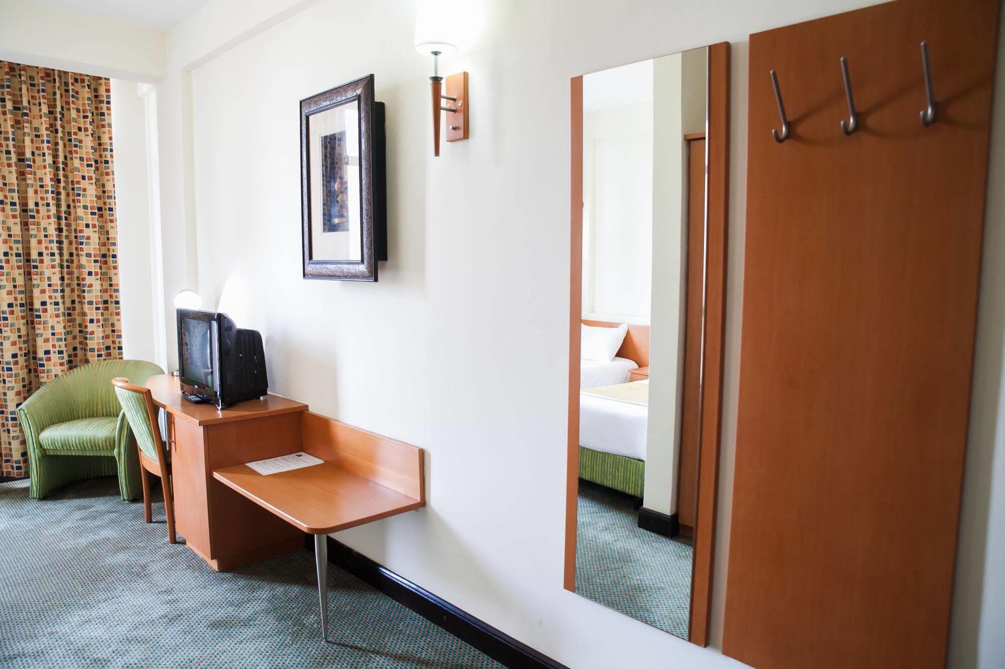 Gorillas City Centre Hotel Кигали Экстерьер фото
